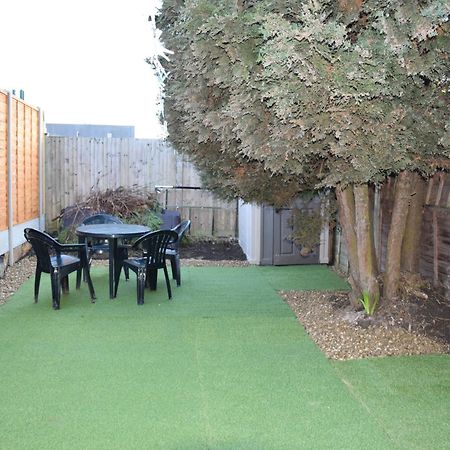 2 Bedroom Apartment, Fortescue Road London Eksteriør bilde