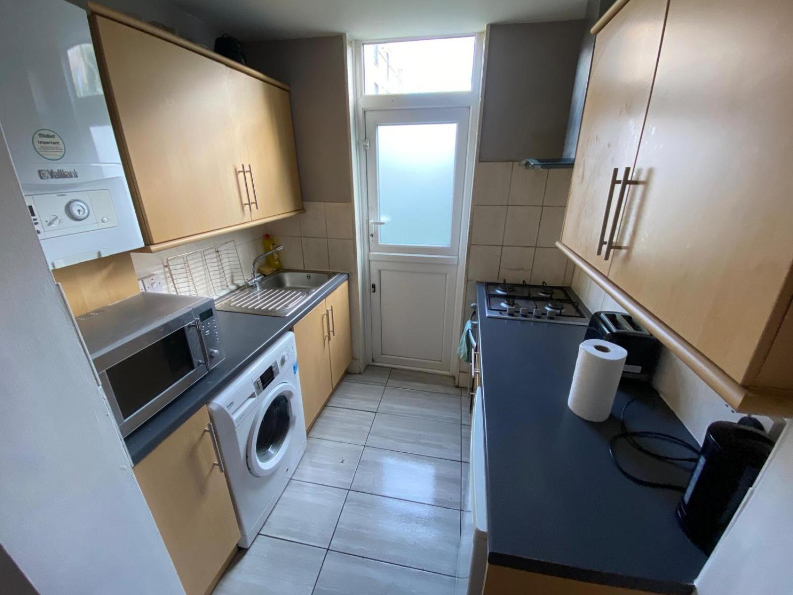 2 Bedroom Apartment, Fortescue Road London Eksteriør bilde