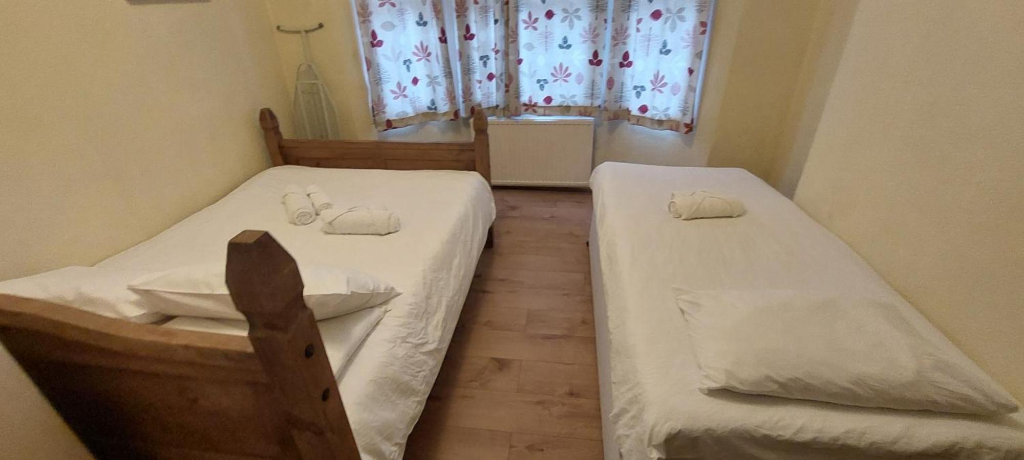 2 Bedroom Apartment, Fortescue Road London Eksteriør bilde